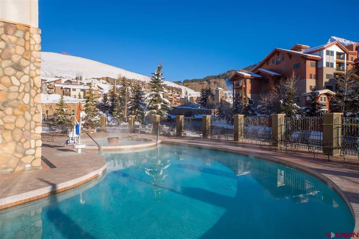 【Hot Tub + Heated Pool】Year-round soaking at the base of Mt Crested Butte — open 365 days