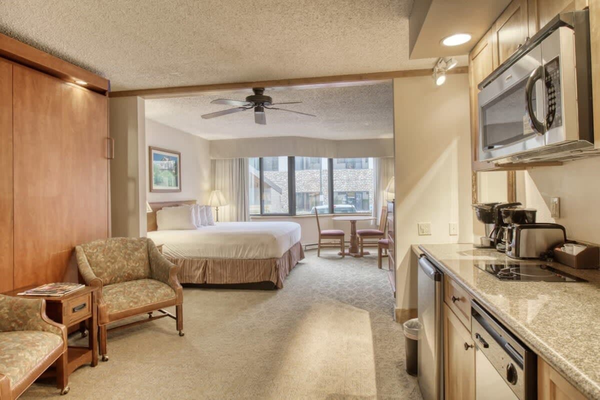 【Studio Layout】King bed, sitting area, dining table and kitchenette all share one open room with a bay window.
