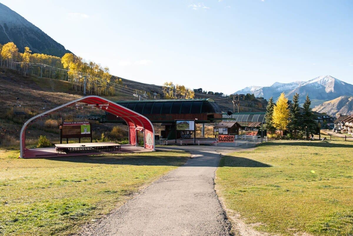 【Walk to Lifts】At the base of the Red Lady Express — a short walk to first chair
Listed with @BookTraverse