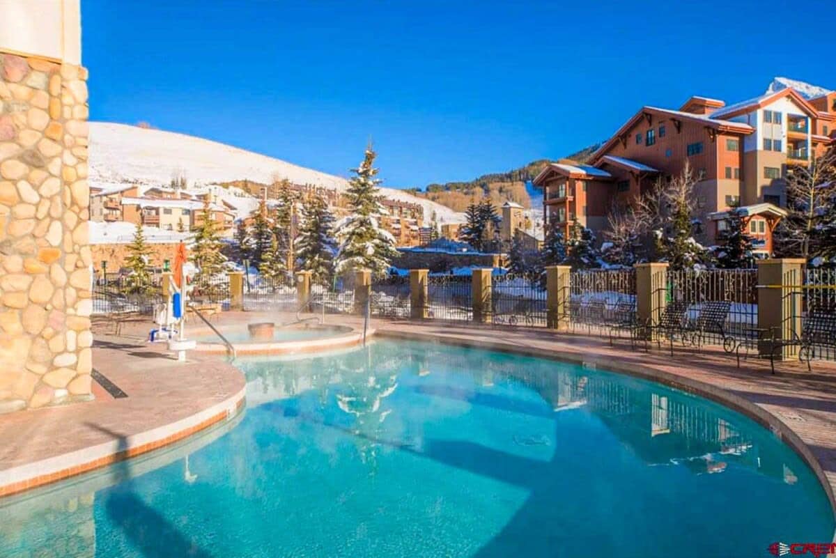 【Pool & Hot Tub】Heated year-round — soak with the mountain in view after a day out
