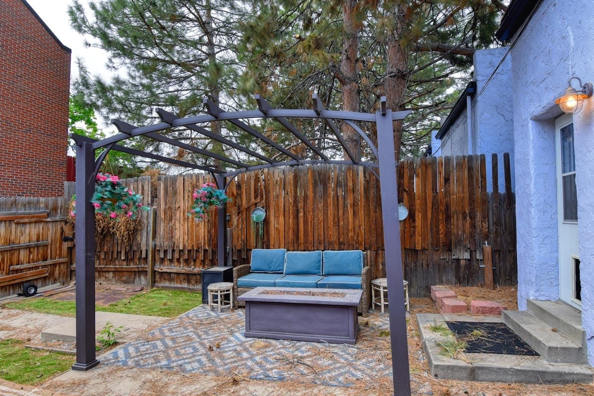 【Private Backyard】Fully fenced — off-leash dog, morning coffee, patio meetings under string lights