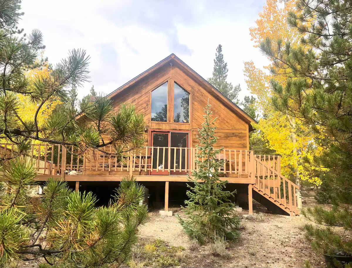 【The Spruce Cabin】 1.2 wooded acres, steps from 14er trailheads — your base camp | @BookTraverse