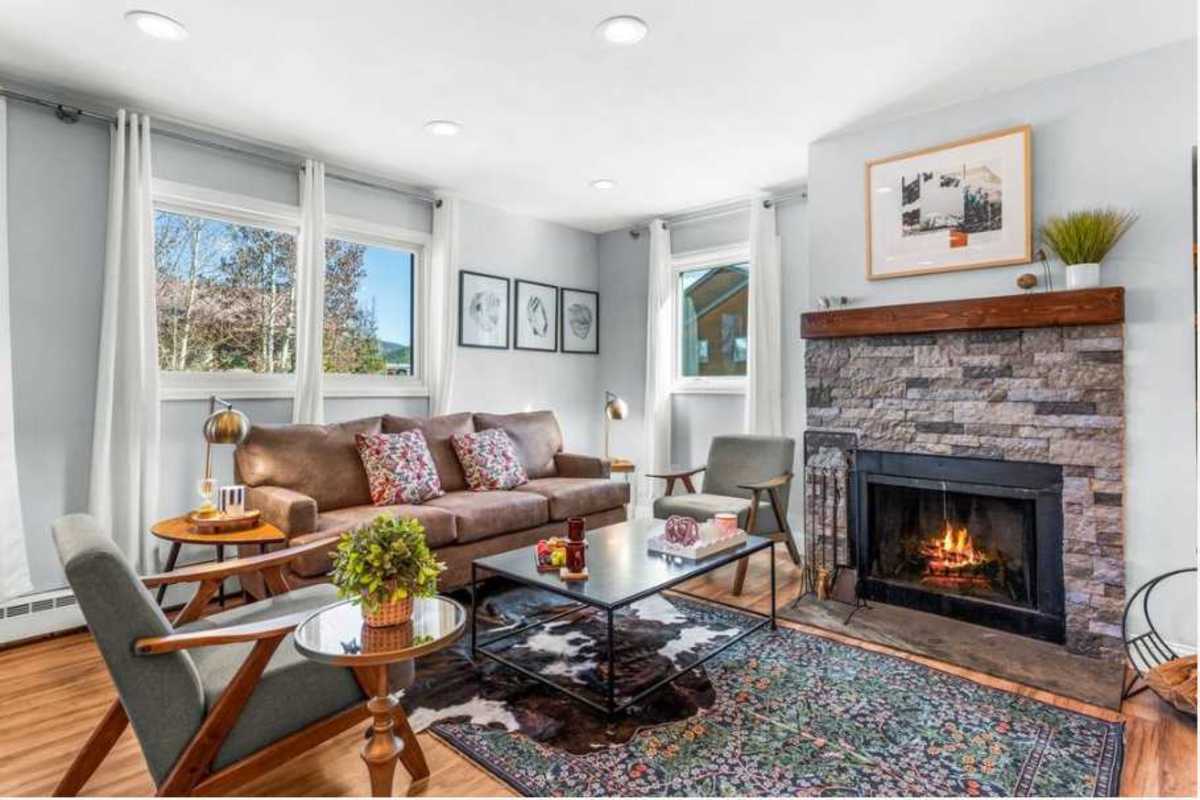 【Living Room】Wood-burning fireplace and mountain light — the after-ski gathering spot