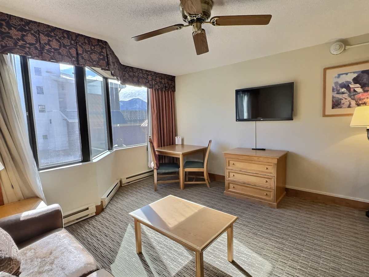 【Sleeping】A separate king area with mountain light — set apart from the living room
Listed with @BookTraverse
