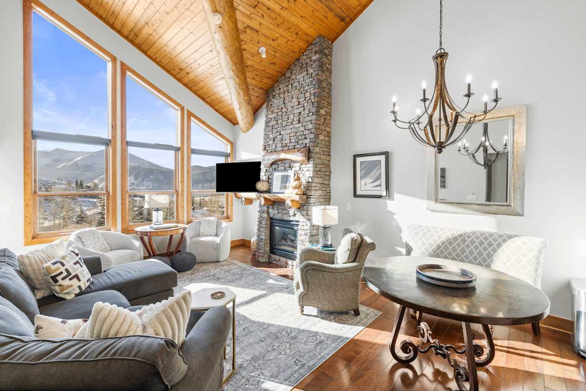 【Great Room】Vaulted ceilings + gas fireplace — the "we made it" moment after a powder day