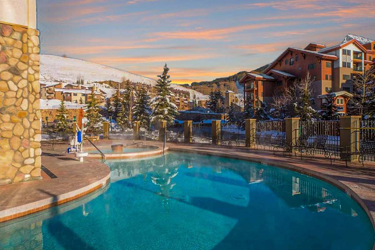 【Pool at Dusk】End the day in the heated pool as the peaks turn pink