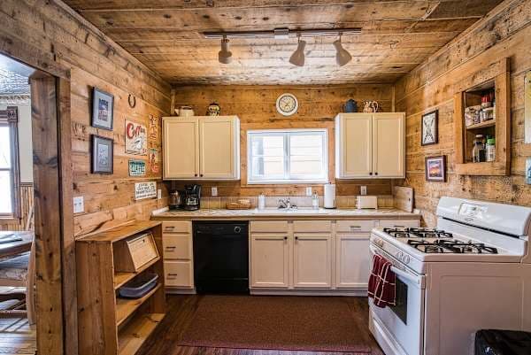 【Kitchen】 Fully equipped — cook dinner in, walk to breakfast out.