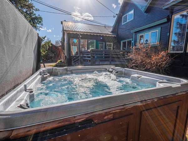 【Hot Tub】 Heated year-round — soak under the stars after a ski day