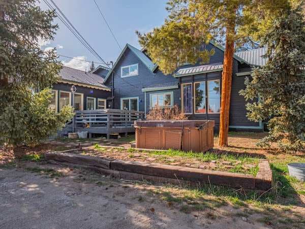 【Mountain Hideaway】 Modern updates on a Victorian frame — room for 18 inside