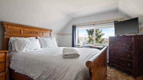 Queen Bedroom