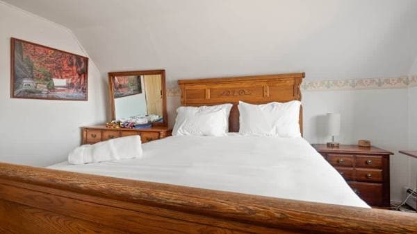 Queen Bedroom