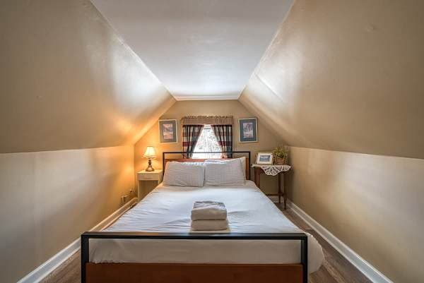 Second Bedroom - Queen