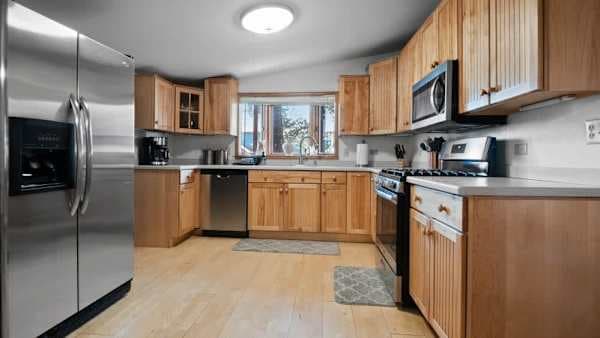 Kitchen: Fully stocked -- cook for 14, dishwasher handles the cleanup