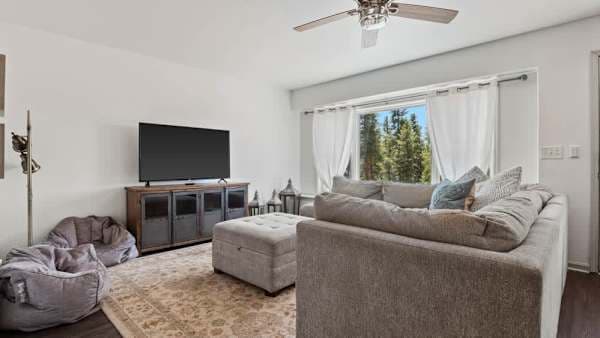 【Living Room】 Room for 10 — Smart TV, WiFi, wide-open layout for groups.