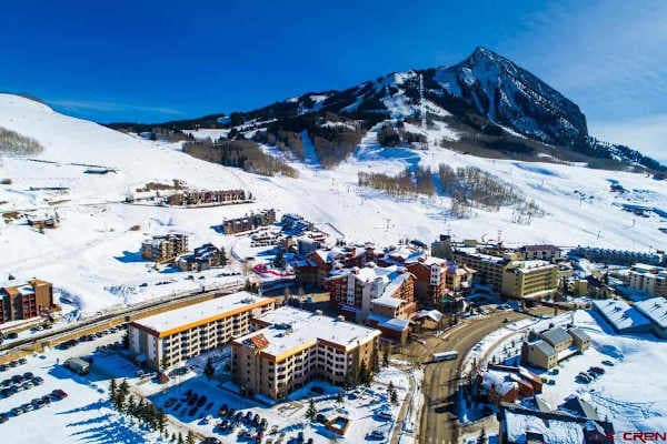 【Ski Access】Red Lady Express lift is 3 minutes on foot through the adjacent ski path