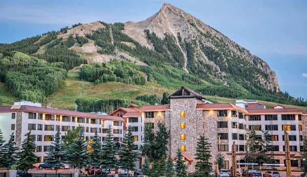 【Exterior】The Grand Lodge at the base — lifts and town a short walk away
Listed with @BookTraverse
