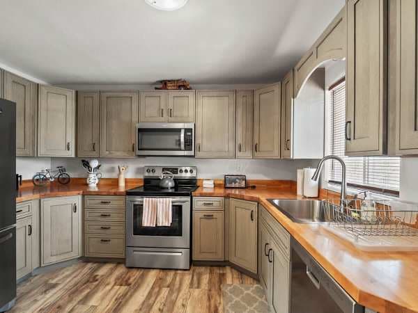【Kitchen】Full kitchen with wood counters — cook for the whole group
