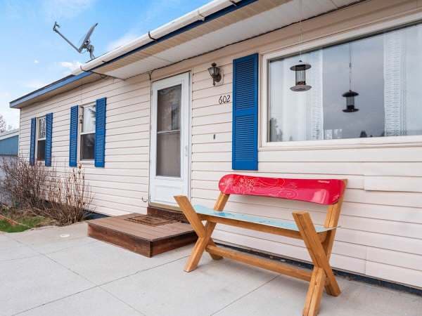 【Front Porch】Bench out front, 10-minute walk to Main Street