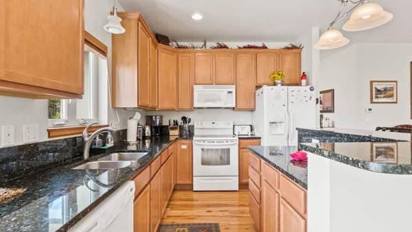 【Kitchen】 Full-size appliances, dishwasher, and everything to cook for 8