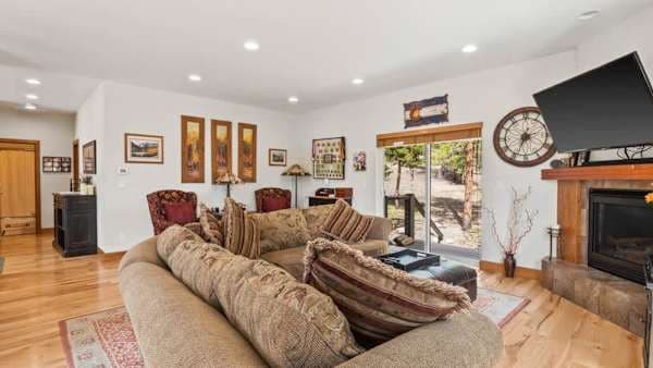 【Living Room】 Gas fireplace and Smart TV — your base camp after a day on the mountain