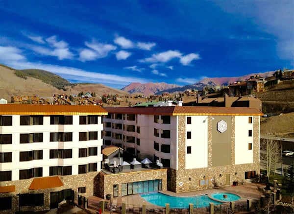【Grand Lodge in Summer】Year-round amenities — pool and hot tub stay open through summer