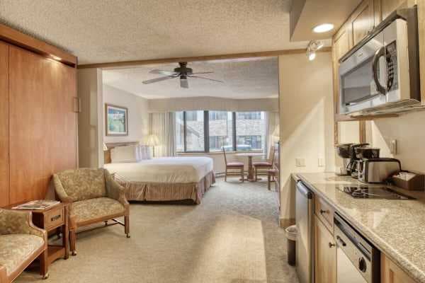 【Studio Layout】King bed, sitting area, dining table and kitchenette all share one open room with a bay window.