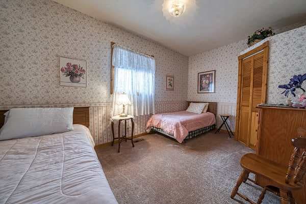 【Bedroom 3】 Two twin beds — kids' room or friend pair.