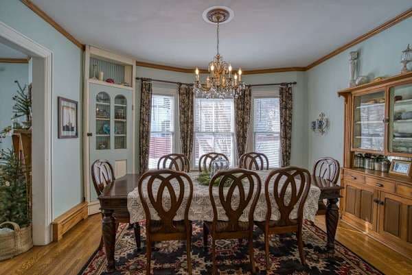 【Formal Dining】Antique chandelier over a round table for 8 — the holiday-style group dinner without elbows touching.