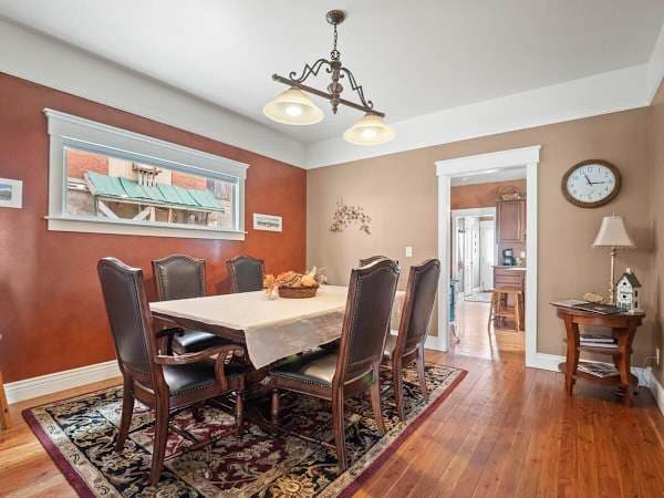 【Dining Table】 Seats the whole group — full-group meal or two-family setup.