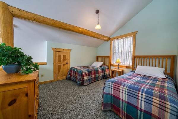 Loft Bedroom- 2 Twin Beds