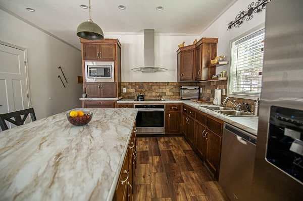 【Kitchen】 Large island with seating — stocked for group cooking and apres-ski snacks.