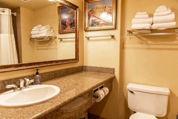 【Bathroom】Full bath to freshen up after a day on the mountain
Listed with @BookTraverse