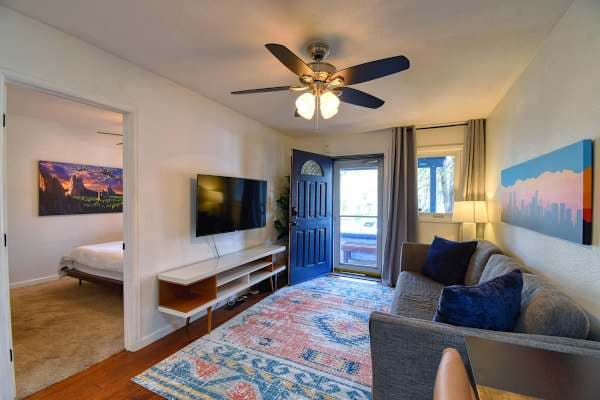 【Living Room】Wall-mount smart TV, seating for three, streaming ready