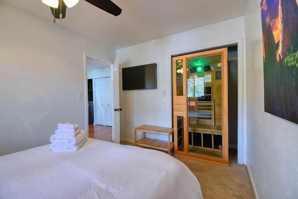 【Cedar Sauna】One-person cedar sauna on the lower level — heats in about 20 minutes