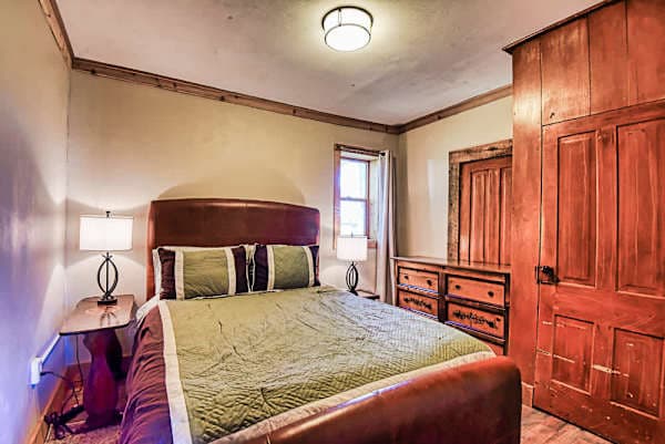【Bedroom】One queen, quiet nights, and storage for a long stay