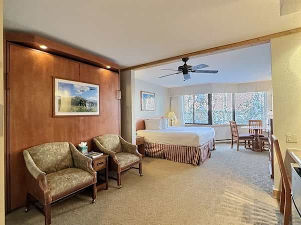 【Sleeping for 4】King bed plus king Murphy pulldown — room for four in one open studio
