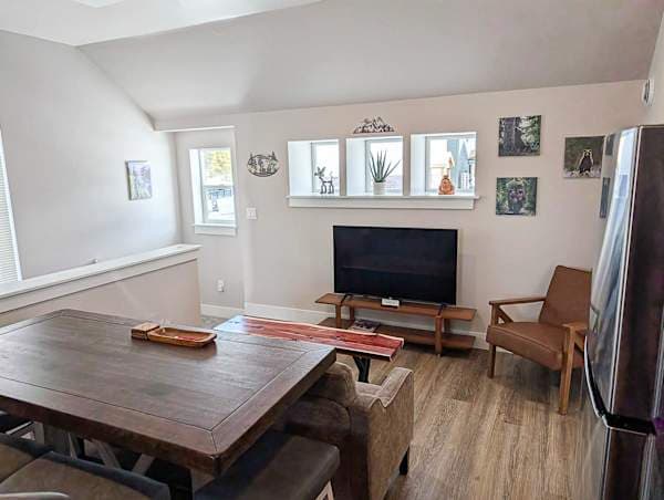 dining table/living room