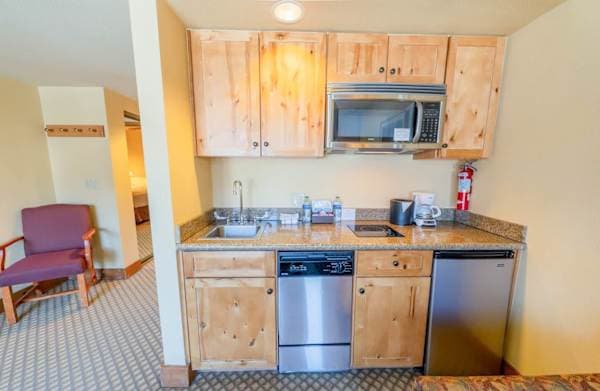 【Kitchenette】 One-burner cooktop, mini fridge, microwave, dishwasher — enough for long weekends