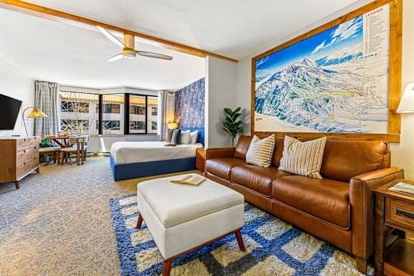 【Studio】 King bed, pullout couch, and the Crested Butte Resort trail map your kids will study all week