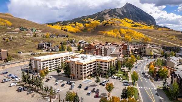 【Grand Lodge Exterior】 The ski lifts are an easy walk from the building