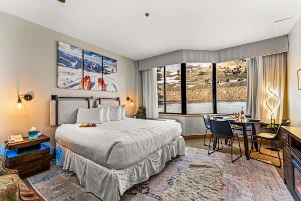 【Studio 107】King bed, RokuTV, electric fireplace — 1st floor at the base of Red Lady Express