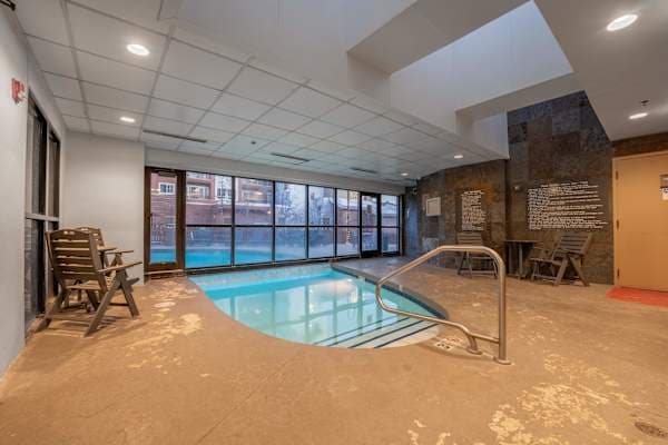 【Indoor Pool】Swim through to the heated outdoor side — open 365 days a year