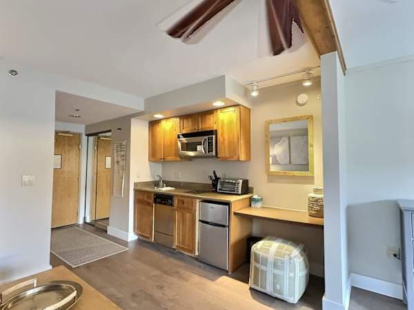 【Kitchenette + Workspace】Two-burner cooktop, microwave, dishwasher — plus a dedicated WiFi workstation