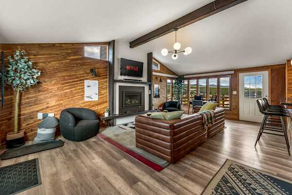 【Living Room】 Gas fireplace, exposed beams, mountain views through every window