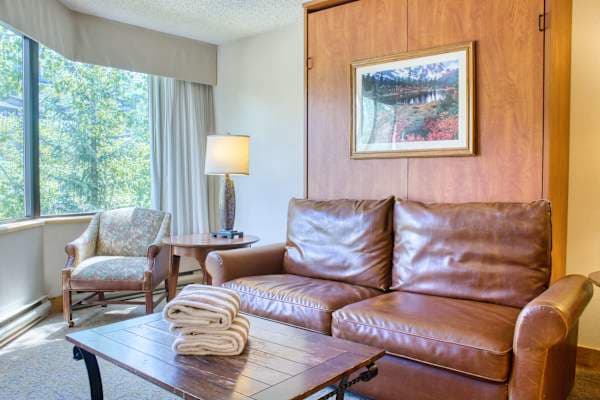 【Living Room】Stretch out by day, fold the bed down at night