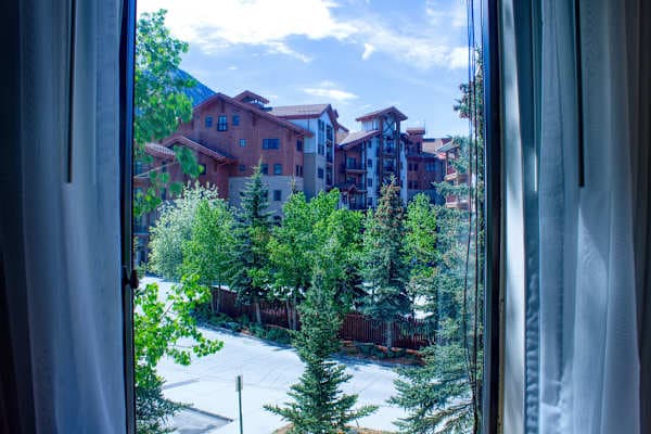 【Bedroom】Wake up to the mountain right outside the window