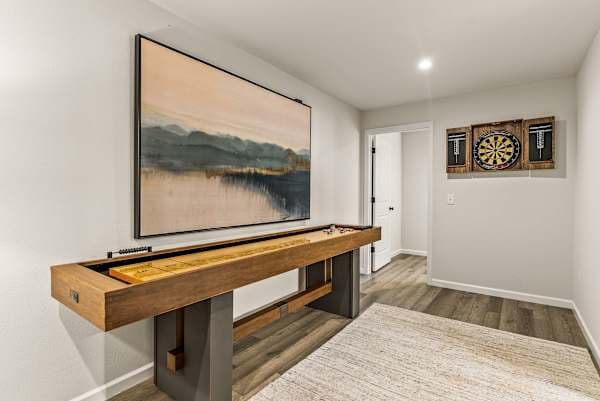 【Game Room】Shuffleboard, darts, and the game console — the snow-day strategy