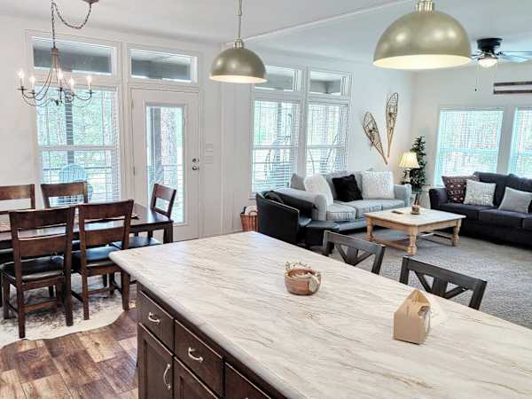 【Dining Area】 Full-group dining table — sit-down meals for the whole family.