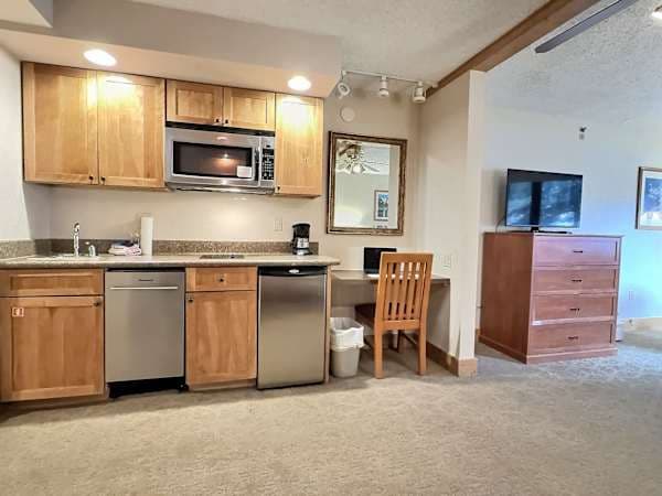【Kitchenette】Coffee, mini fridge, microwave, dishwasher — built for simple meals