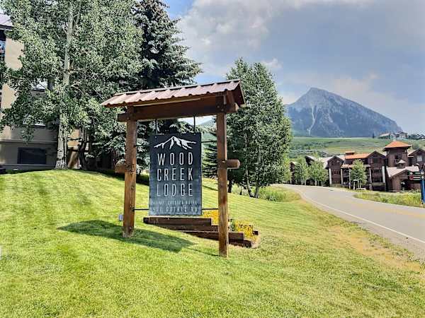 Wood Creek Lodge is conveniently Located across the street from the Peach Tree Lift | Listed with @BookTraverse